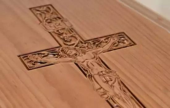 Decorazione sacra su cofano funebre